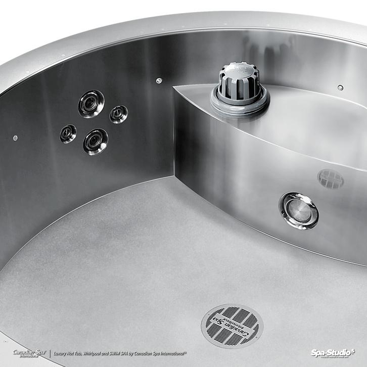 Wanna SPA Circle Canadian Spa — dysze i filtr w narożniku niecki