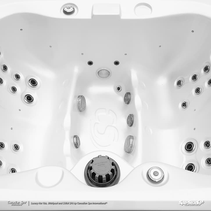 Wanna SPA Clawn 2by4 Canadian Spa — wnętrze niecki z filtrem i odpływem