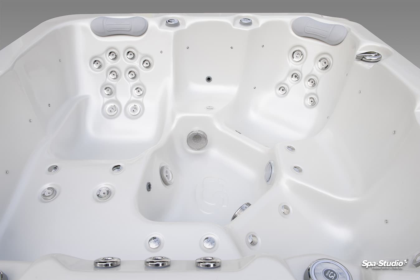 Wanna SPA Gigas Grande Canadian Spa — wnętrze — leżanka i siedziska z dyszami