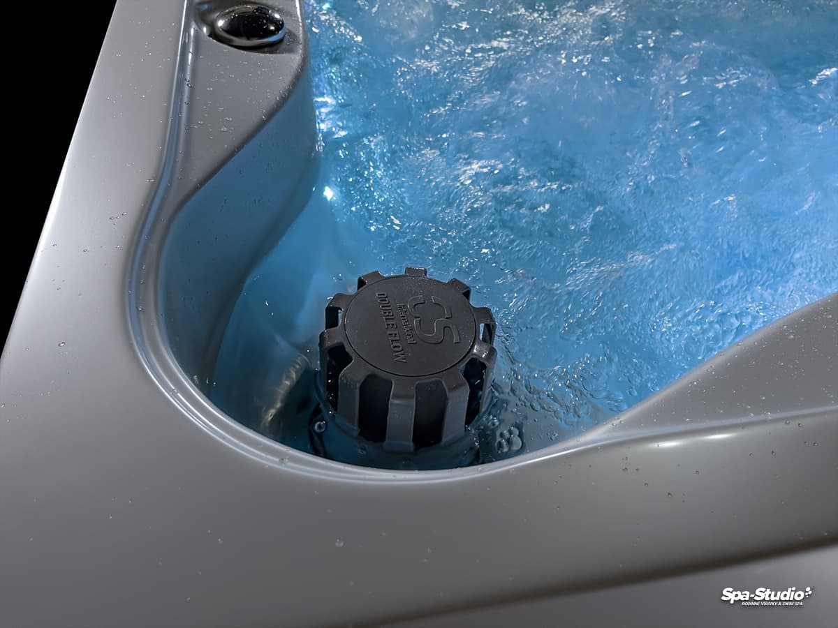 Wanna SPA Marlin Geometric Canadian Spa — filtr w napełnionej wannie