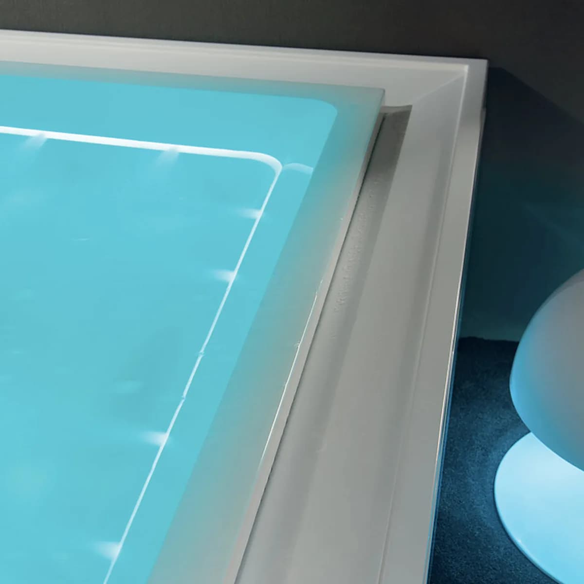 Treesse Fusion Active 230 — detal krawędzi przelewowej i listwy LED