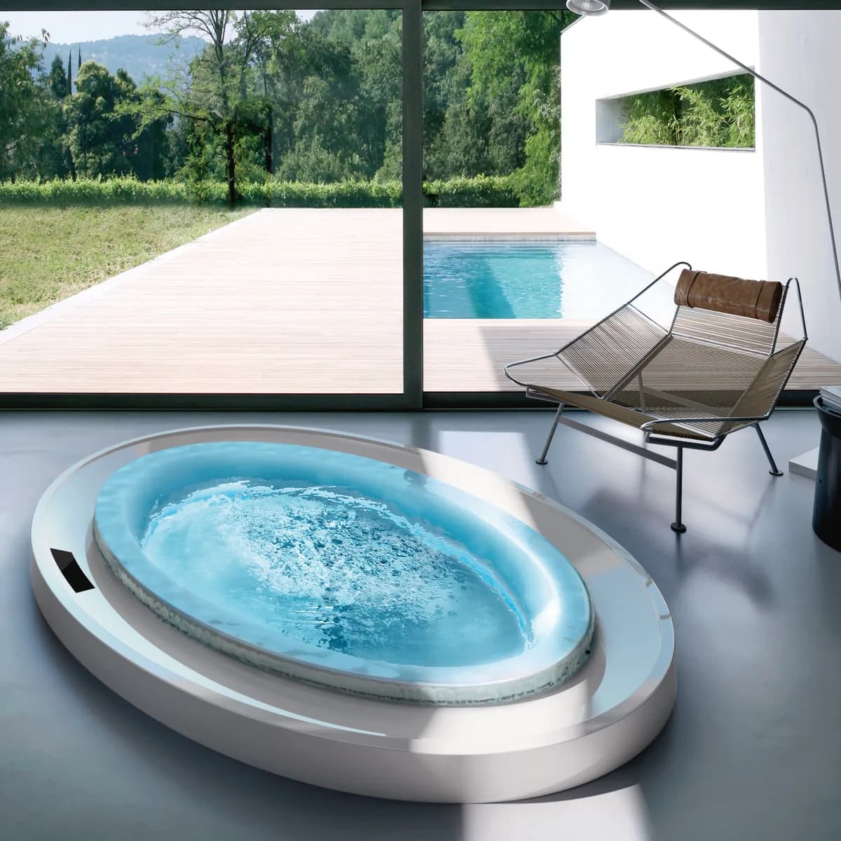 Treesse Fusion Spa 231 — owalna wanna we wnętrzu z widokiem na ogród