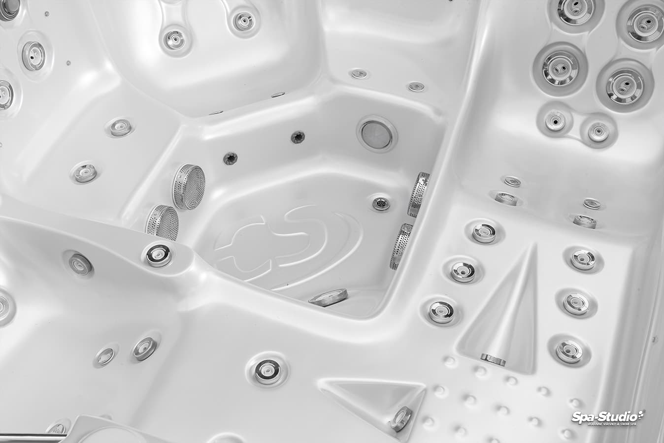 Wanna SPA Delphina 3 Generation Canadian Spa — wnętrze — leżanka i siedziska z dyszami