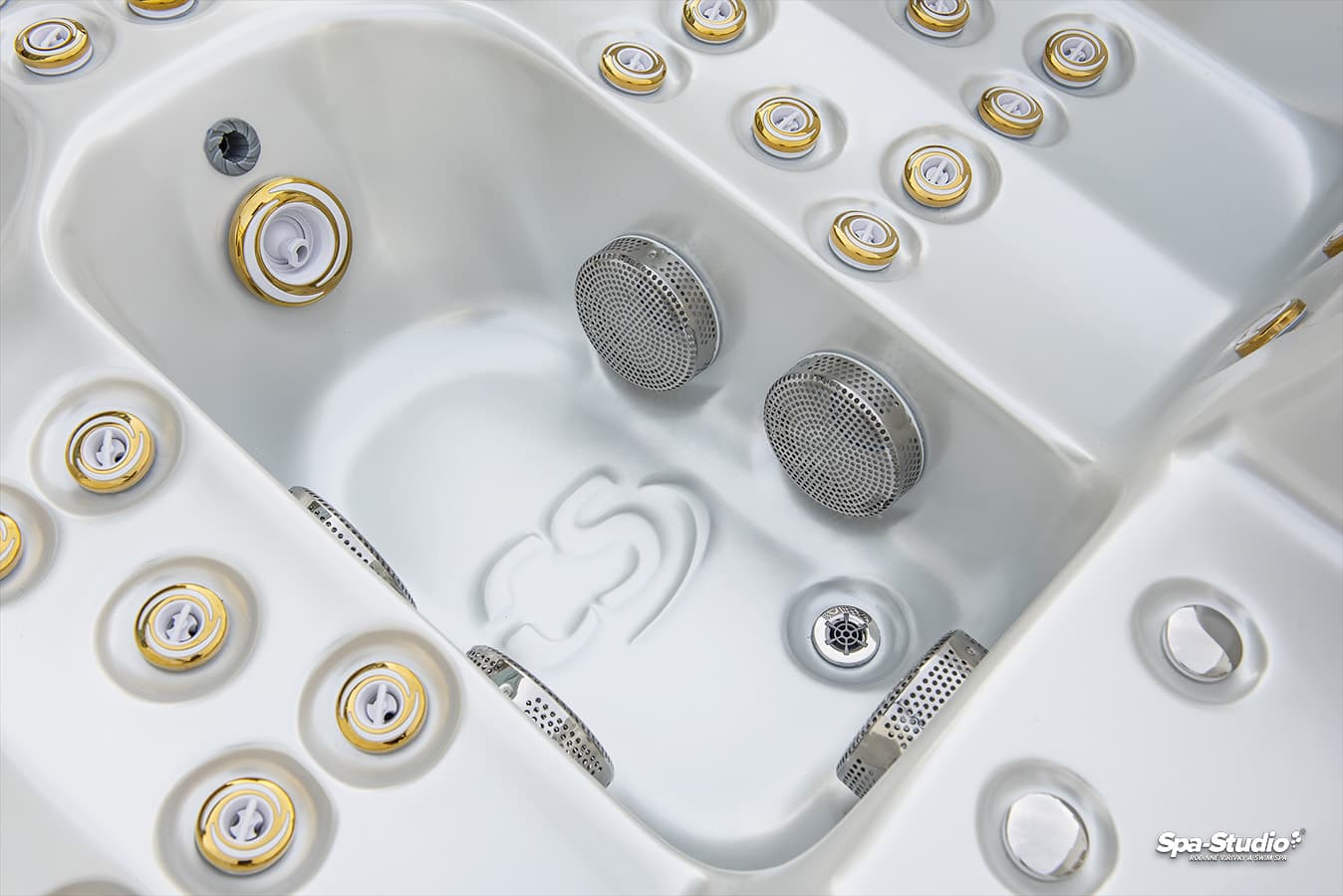 Wanna SPA Natura Canadian Spa — wnętrze ze złotymi dyszami i logo CS